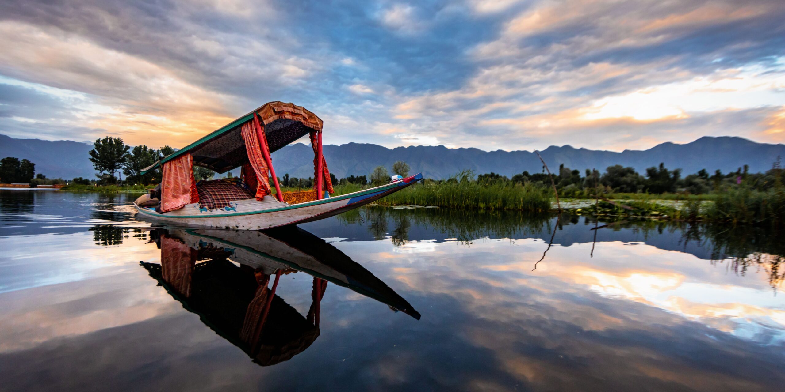 Beautiful Dal Lake in Kashmir for family travelers.